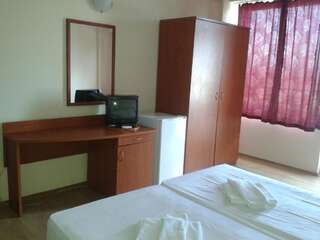 Отель Hotel Seasons 2 Солнечный Берег Просторный двухместный номер с 2 отдельными кроватями-10