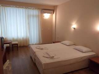 Отель Hotel Seasons 2 Солнечный Берег Просторный двухместный номер с 2 отдельными кроватями-2